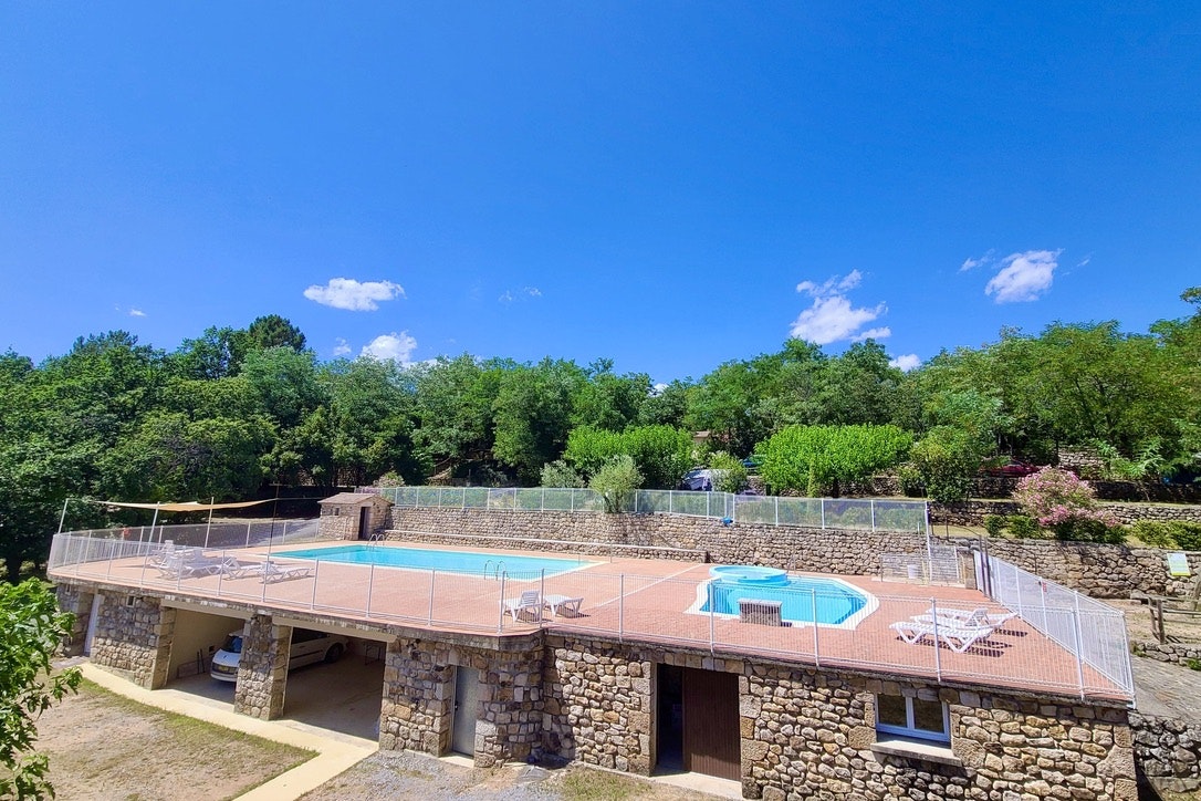 Camping du Vignal - Pools mit Liegestühlen auf dem Campingplatz