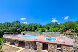 Camping du Vignal - Pools mit Liegestühlen auf dem Campingplatz