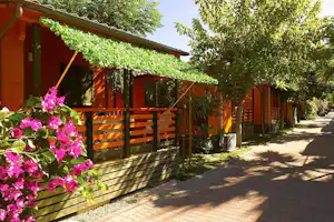 Camping Duca Amedeo - Mobilheim vom Campingplatz mit Veranda