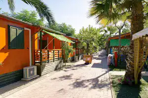 Camping Duca Amedeo - Mobilheime vom Campingplatz zwischen Bäumen