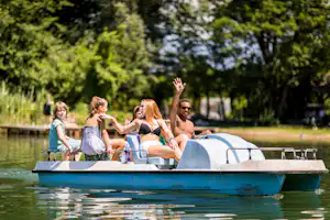 Camping Due Laghi - Camper auf Tretboot auf dem See beim Campingplatz