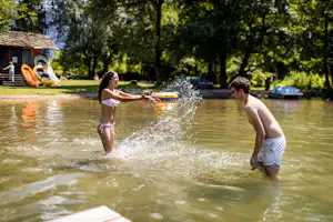 Camping Due Laghi - Camper planschen auf dem See beim Campingplatz