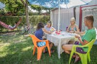 Camping Due Laghi - Eine Familie beim Karten spielen vor ihrem Vorzelt