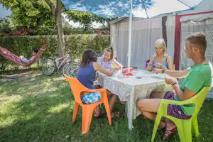 Camping Due Laghi - Eine Familie beim Karten spielen vor ihrem Vorzelt