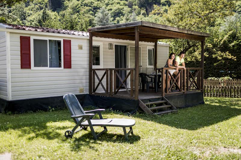 Camping Due Laghi - Mobilheim mit überdachter Veranda
