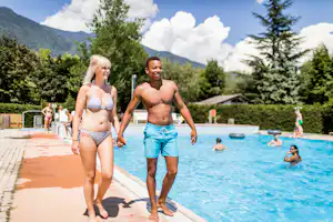 Camping Due Laghi - Paar am Rand des Swimmingpools