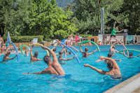 Camping Due Laghi - Wassersport mit Animateurin im Swimmingpool