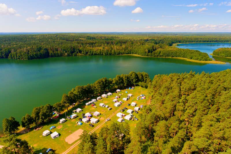 Camping Dłużek (Nr. 135) -  Luftaufnahme vom Campingplatz mit Blick auf den Jezioro Świętajno See