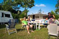 Camping Duin en Strand  -  Camper auf dem Wohnwagenstellplatz und Wohnmobilstellplatz vom Campingplatz im Grünen