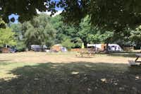 Camping Dun-le-Palestel - Camping-park und Esstisch im Grünen