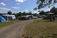 Camping Dun-le-Palestel - Wohnmobil- und  Wohnwagenstellplätze im Grünen auf dem Campingplatz