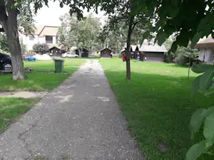Camping Dunav - Mobilheime im Schatten auf dem Campingplatz
