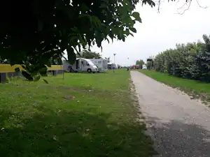 Camping Dunav - Wohnmobilstellplatz und Wohnwagenstellplatz auf der Wiese auf dem Campingplatz