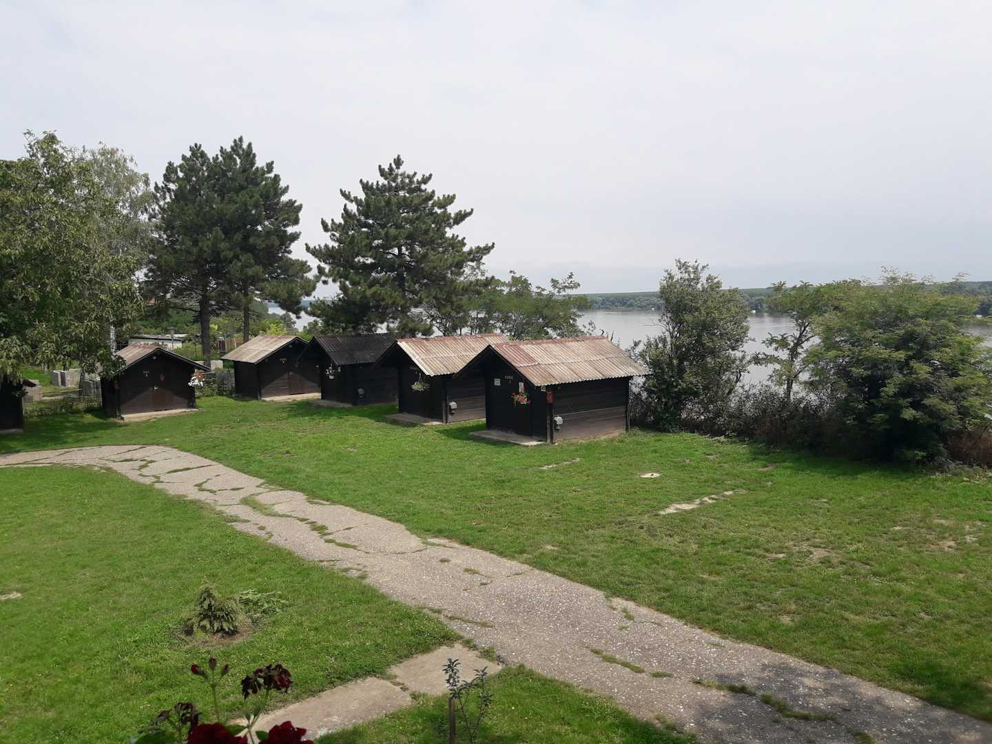 Camping Dunav - Mobilheime auf der Wiese auf dem Campingplatz  mit Blick auf den Donau Fluss
