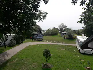 Camping Dunav - Zeltplatz und Wohnwagenbereich auf der Wiese im Grünen auf dem Campingplatz
