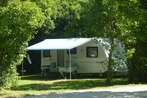 Camping Durance Luberon - Wohnwagen- und Zeltstellplatz unter Bäumen auf dem Campingplatz
