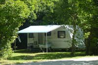 Camping Durance Luberon -   Wohnwagen- und Zeltstellplatz unter Bäumen auf dem Campingplatz