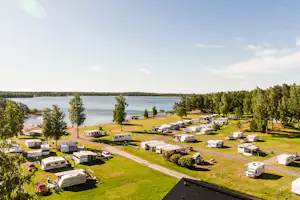 First Camp Duse Udde – Säffle Camping Duse Udde - Blick auf den Campingplatz am Wasser