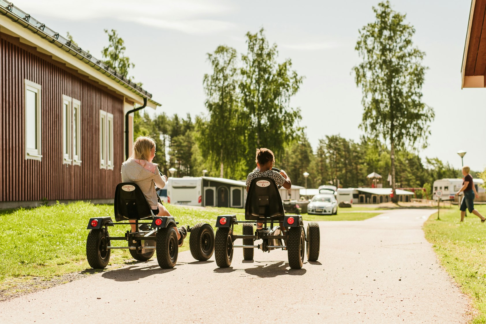 First Camp Duse Udde – Säffle  Camping Duse Udde - Kinder beim Gokartfahren auf dem Campingplatz
