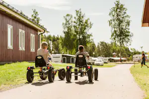 First Camp Duse Udde – Säffle Camping Duse Udde - Kinder beim Gokartfahren auf dem Campingplatz