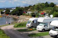 Camping Eagle Point - Wohnmobile auf Stellplätzen mit der Meeresbucht im Hintergrund