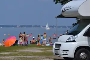Camping Echo - Stellplatz vom Campingplatz am Ufer vom Badesee