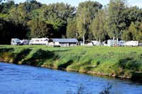 Camping Echternacherbrück - Blick auf die Stellplätze am Ufer des Flusses