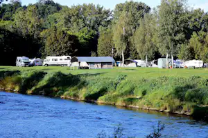 Camping Echternacherbrück - Blick auf die Stellplätze am Ufer des Flusses