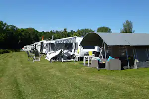 Camping Echternacherbrück - Große Stellplätze am Wasser