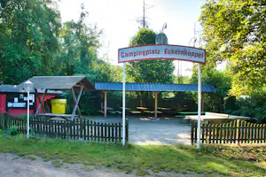 Camping Eckernkoppel - Ueberdachte Sitzmoeglichkeit.jpg