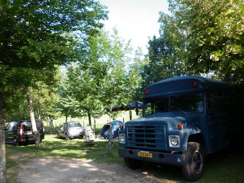 Camping Ecochiocciola - Stellplätze mit einem Wohnmobil im Vordergrund