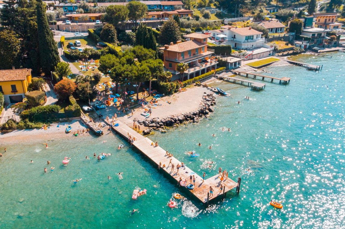 Camping Eden - Blick auf den Badestrand mit Steg