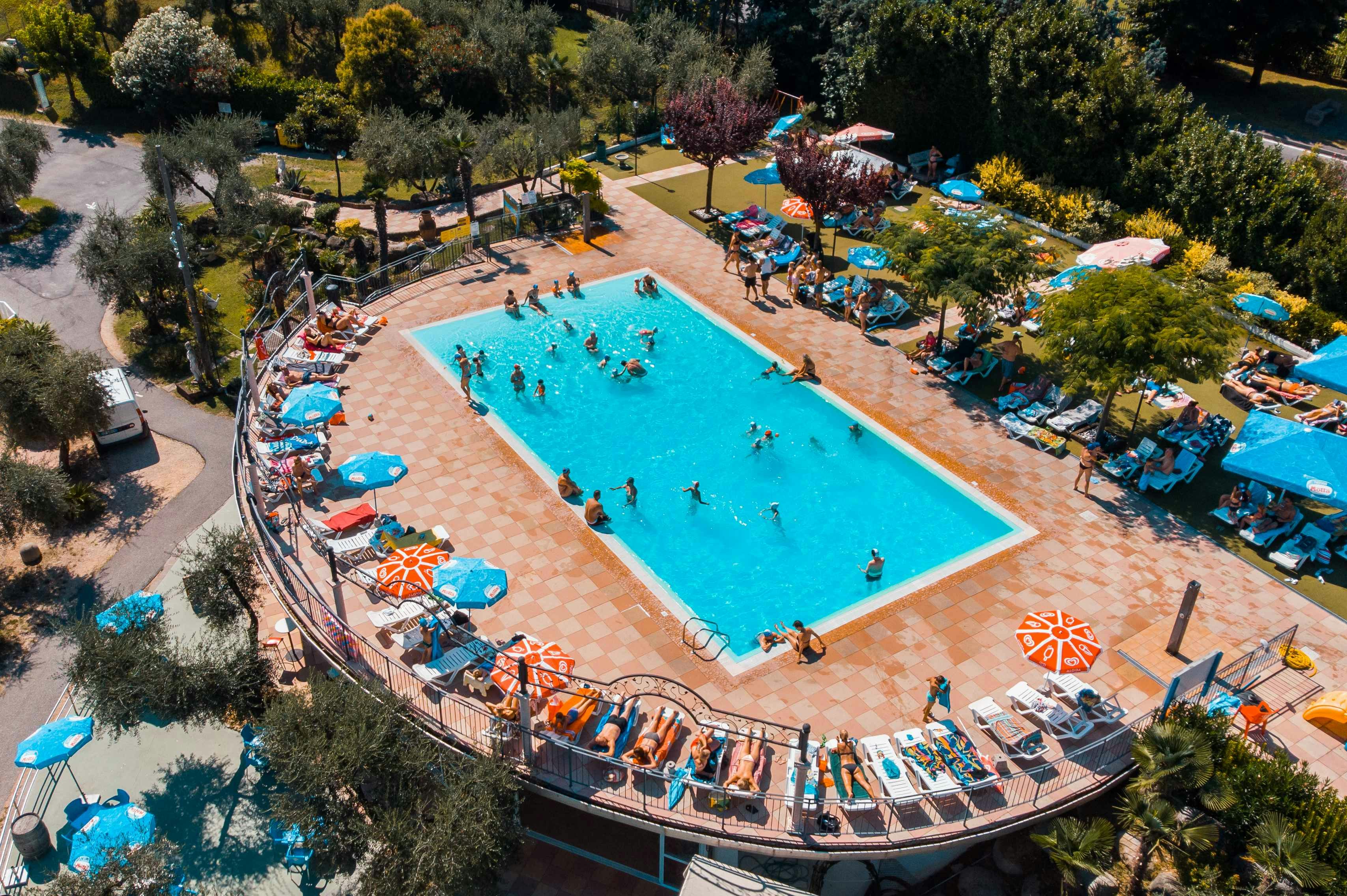 Camping Eden - Luftaufnahme des Freibades auf dem Campingplatz