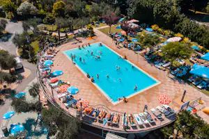 Camping Eden - Luftaufnahme des Freibades auf dem Campingplatz