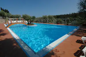 Camping Edy - Poolbereich vom Campingplatz mit Liegestühlen in der Sonne