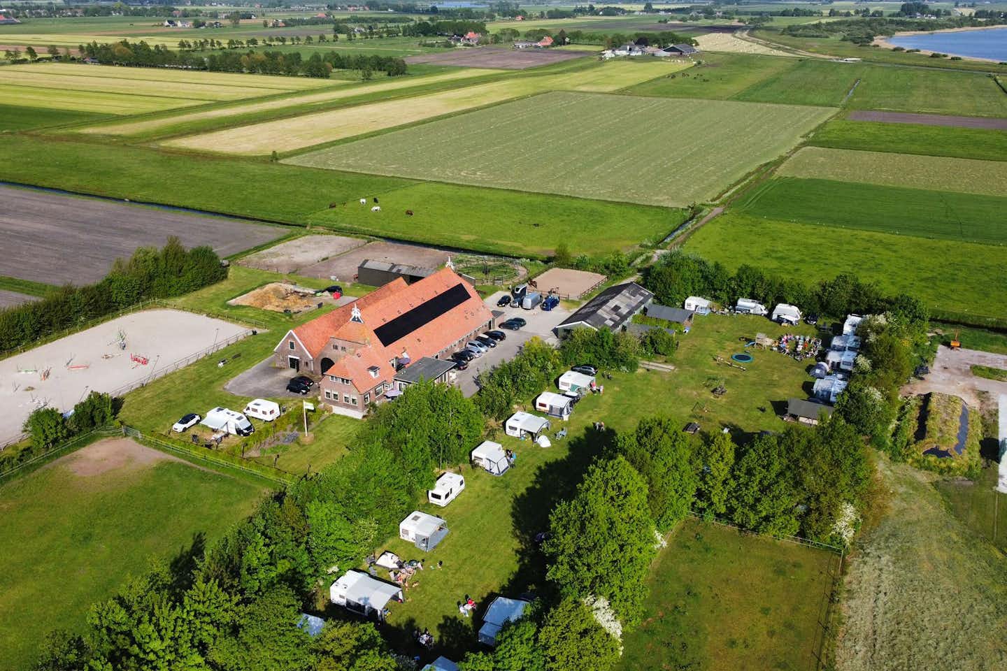 Camping Eefting - Luftaufnahme des Campingplatzes im Grünen