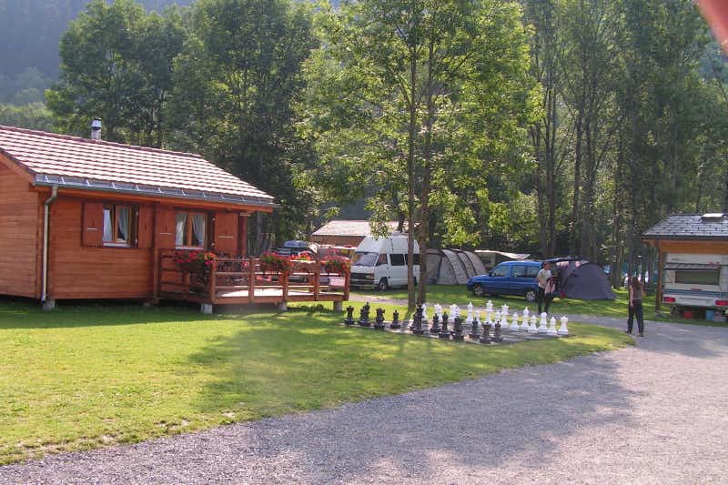 Camping Eggishorn-Z'moosji - Bungalow mit Veranda und mit einem outdoor Grossschachbrett davor