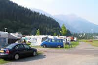 Camping Eggishorn-Z'moosji - Strasse auf dem Campingplatz mit Stellplätzen an der Seite