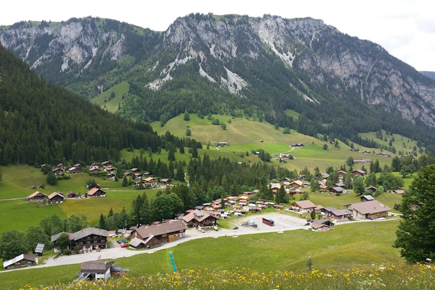 Camping Eggmatte  -  Luftaufnahme vom Campingplatz in den Schweizer Alpen