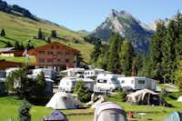 Camping Eggmatte - Grünes Gelände vom Campingplatz im Sommer