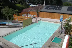 Camping Eichenwald - Swimmingpool des Campingplatzes mit Sonnenliegen am Rand