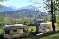 Camping Eichenwald - Wohnwagen auf Stellplätzen mit den Bergen im Hintergrund
