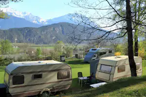 Camping Eichenwald - Wohnwagen auf Stellplätzen mit den Bergen im Hintergrund