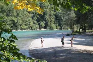 Camping Eichholz - Gäste auf dem Campingplatz am Ufer des Flusses