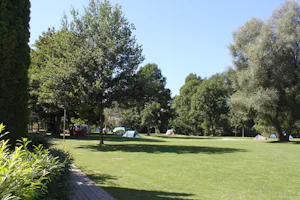 Camping Eichholz - Zeltplätzen von Bäume umgeben auf dem Campingplatz -