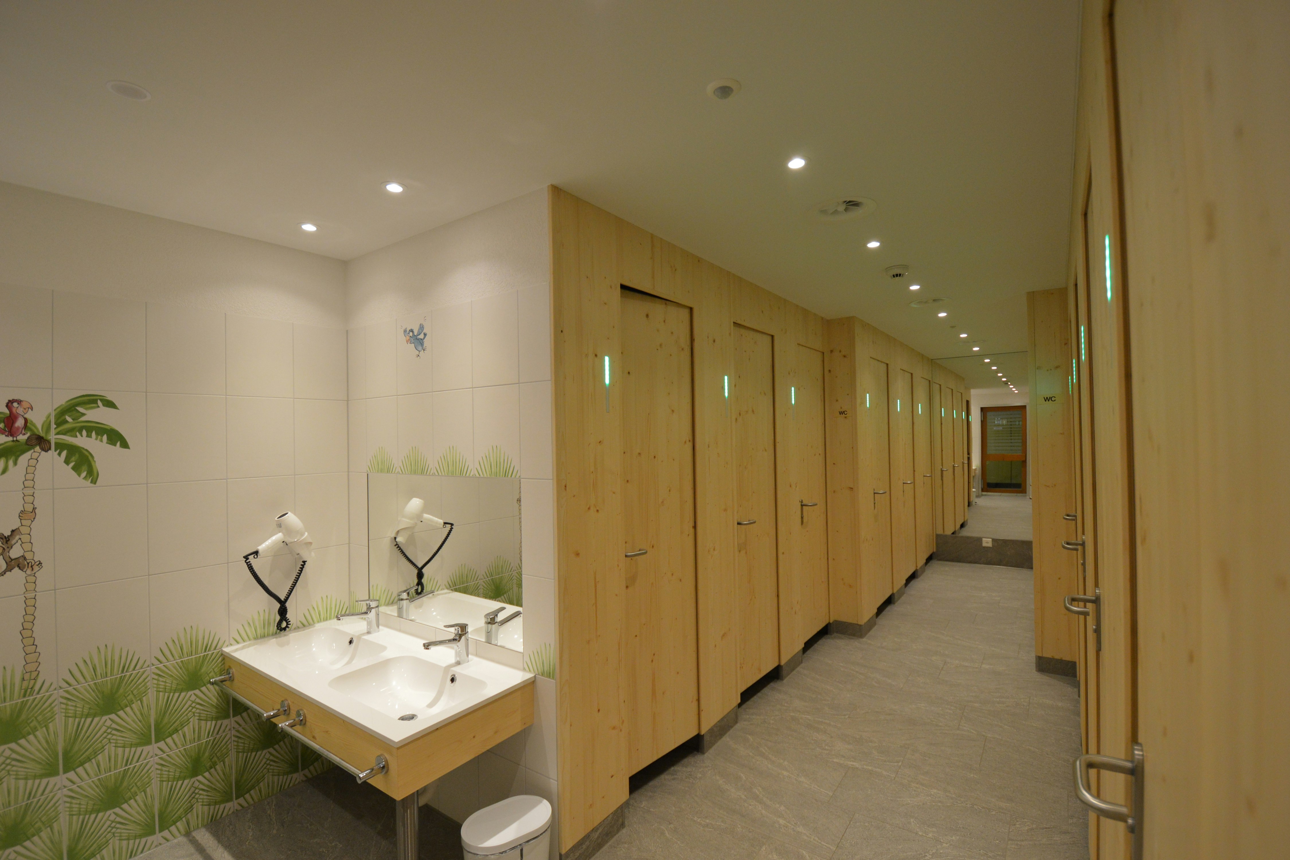 Camping Eienwäldli - Sanitäranlage auf dem Campingplatz mit Toilette, Waschbecken, und Spiegel