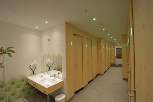 Camping Eienwäldli - Sanitäranlage auf dem Campingplatz mit Toilette, Waschbecken, und Spiegel