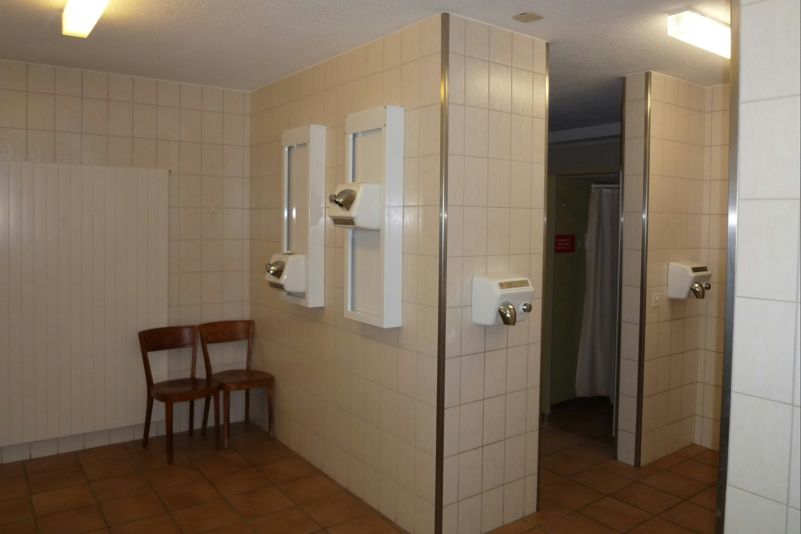 Camping Eigernordwand  -  Sanitärbereich vom Campingplatz mit Duschen und Föhn