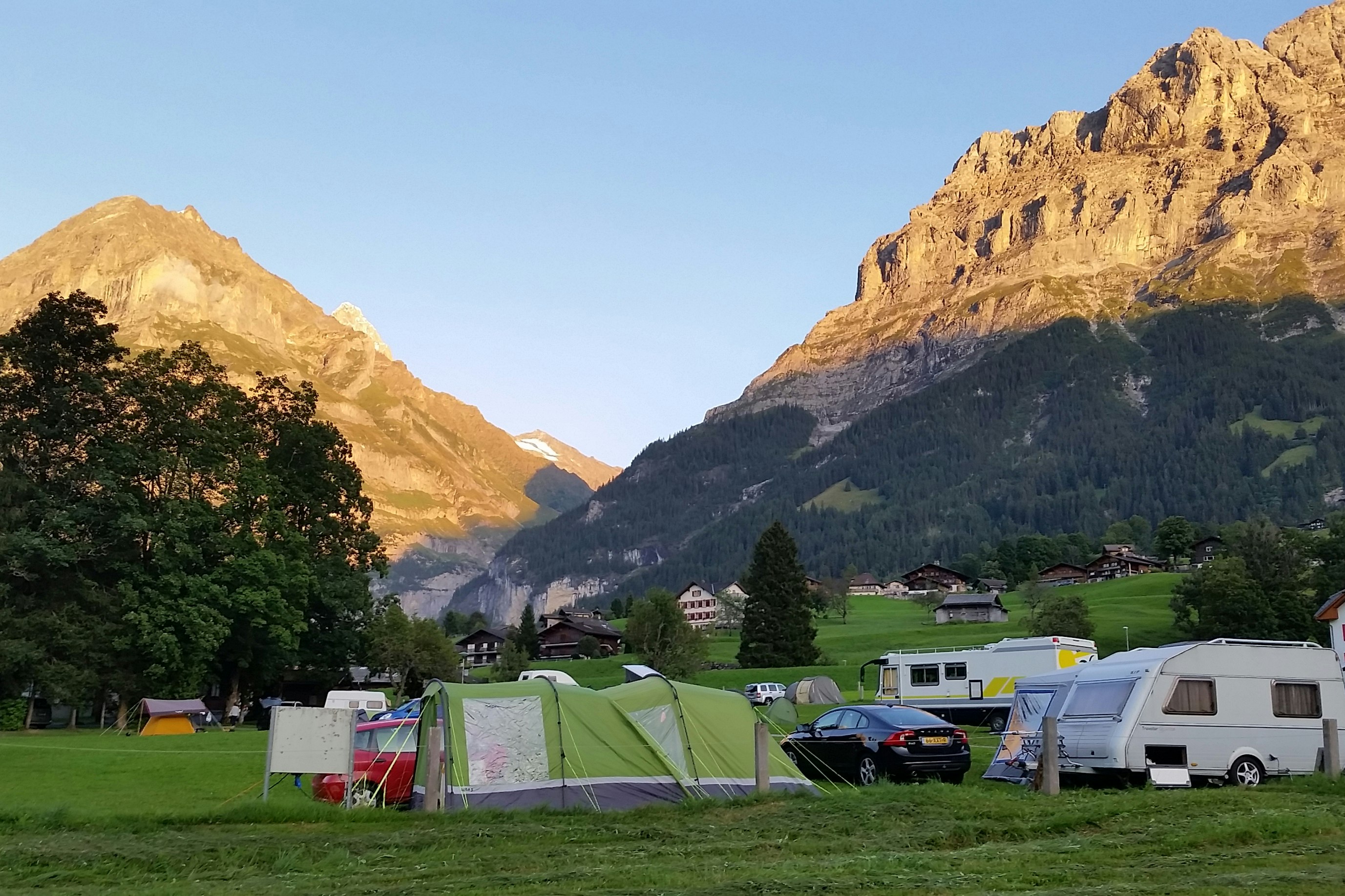 Camping Eigernordwand  -  Wohnwagen- und Zeltstellplatz vom Campingplatz mit Bergblick