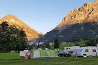 Camping Eigernordwand  -  Wohnwagen- und Zeltstellplatz vom Campingplatz mit Bergblick